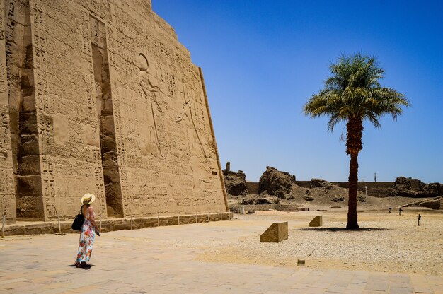 エジプトのメディネトハブ寺院の前に立っている女性のクローズアップショット