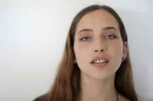 Free photo closeup shot of a female with a white wall