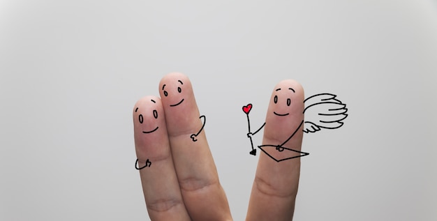 Снимок влюбленной пары пальцев крупным планом, с пальцем купидона в сторону