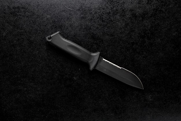 黒に固定された鋭いナイフのクローズアップショット