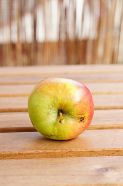 木製の表面に新鮮なリンゴのクローズアップショット