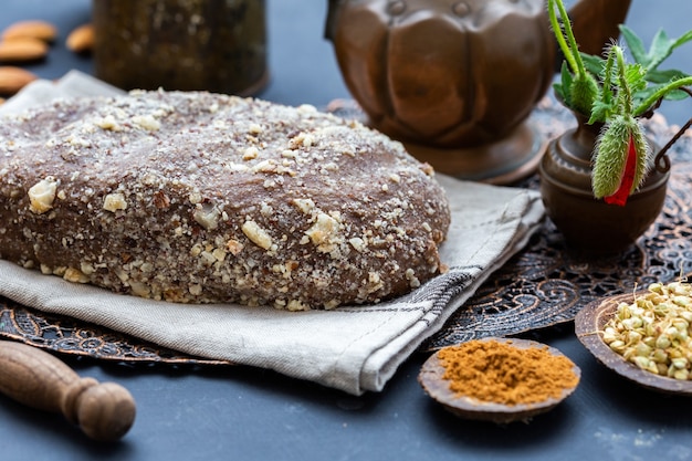 Foto gratuita colpo del primo piano del pane vegano crudo fresco su un fondo rustico