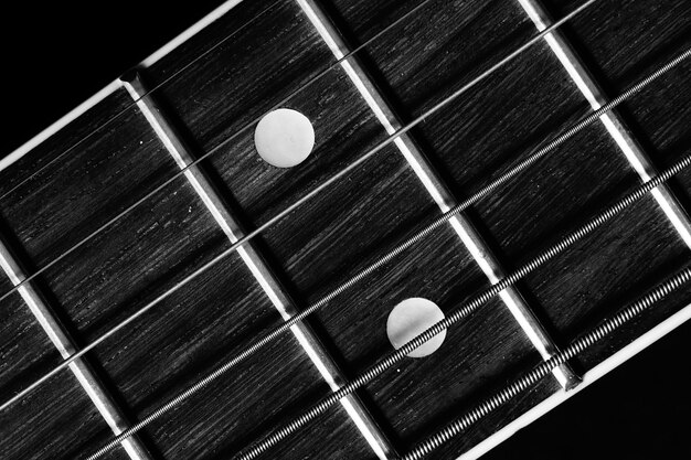 블랙에 고립 된 어쿠스틱 기타의 fretboard의 근접 촬영 샷