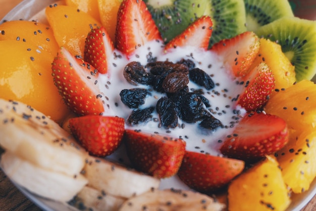 Free photo closeup shot of fruit salad with chia seeds and raisins