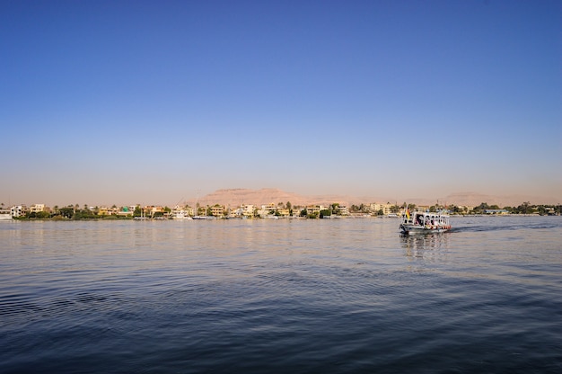 Снимок крупным планом курорта Ганет Синай в Дахабе, Египет, в солнечный день