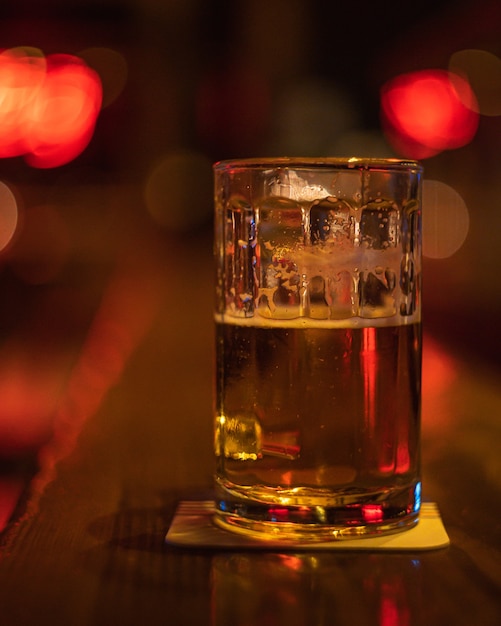 Foto gratuita primo piano di un bicchiere di birra sul tavolo