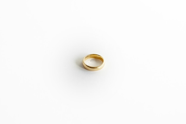 Foto gratuita colpo del primo piano di un anello d'oro isolato su sfondo bianco