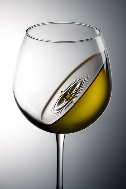 Крупным планом снимок зеленой жидкости в бокале для вина - идеально подходит для концепции гравитации