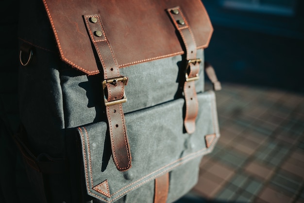 Снимок крупным планом серо-коричневый рюкзак