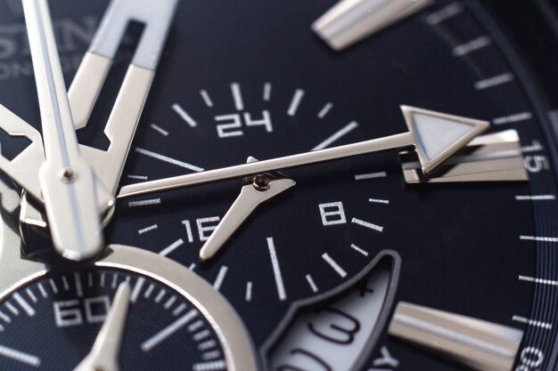 黒い時計の針、数字、時間マークのクローズアップショット