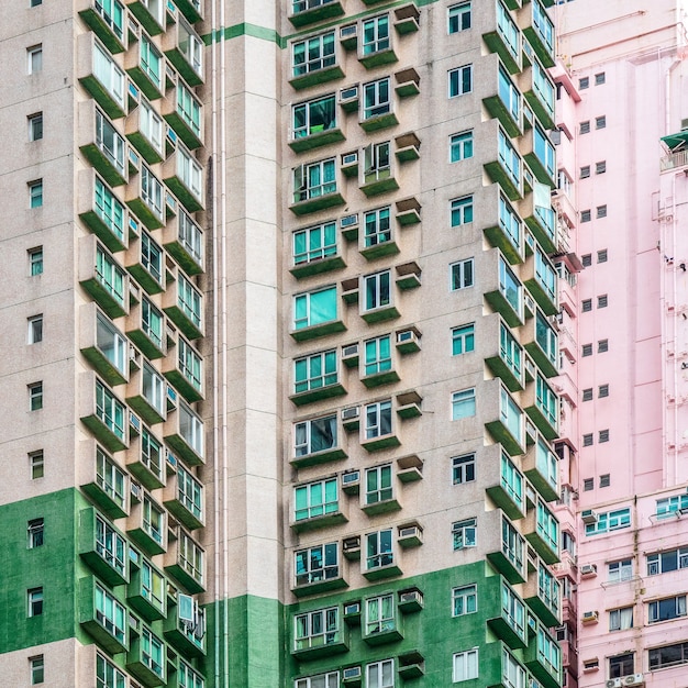Снимок крупным планом высоких жилых домов с несколькими квартирами
