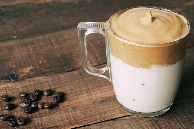 Foto gratuita colpo del primo piano di caffè ghiacciato dalgona, caffè panna montata cremoso soffice.