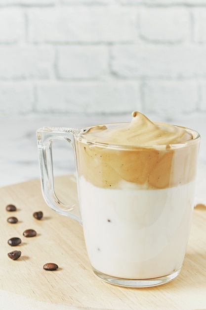 Крупным планом снимок взбитого кофе Dalgona со льдом и пушистого сливочного кофе