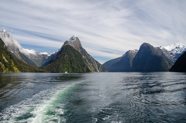 ニュージーランド、ミルフォードサウンドの湖と山々のクローズアップショット
