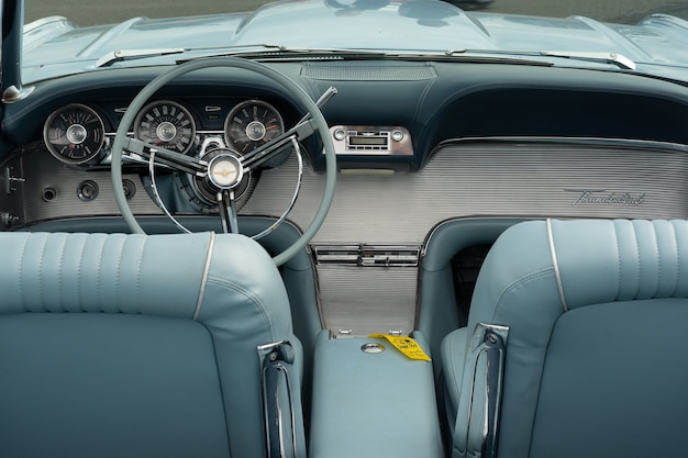 Foto gratuita inquadratura del primo piano dell'interno azzurro di un'auto, compresi i sedili e il volante