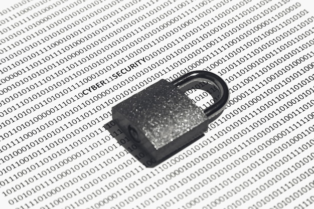 Foto gratuita colpo del primo piano di una serratura su una superficie bianca con codice binario su di esso - concetto di sicurezza informatica