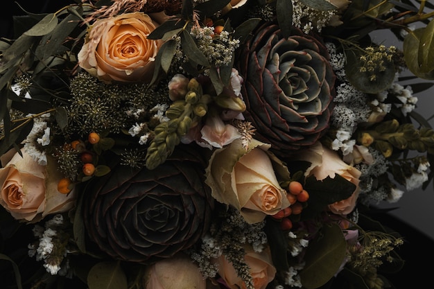 검정에 주황색과 갈색 장미의 고급스러운 꽃다발의 근접 촬영 샷