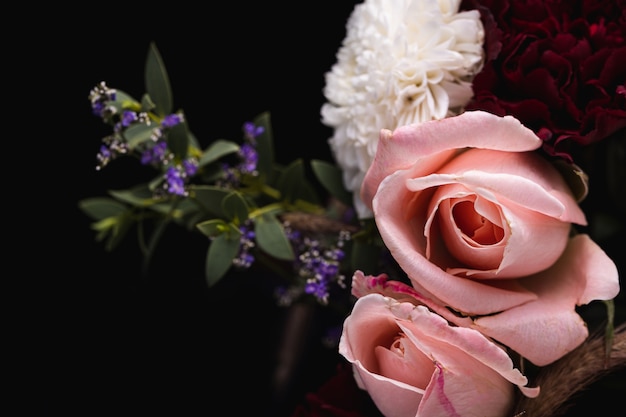 Colpo del primo piano di un lussuoso bouquet di rose rosa e dalie bianche e rosse