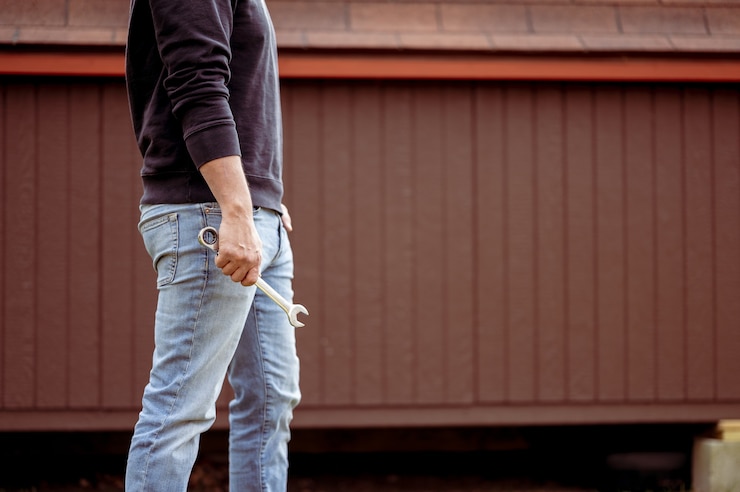 Free Photo closeup shot of a male holding a tool in his hand