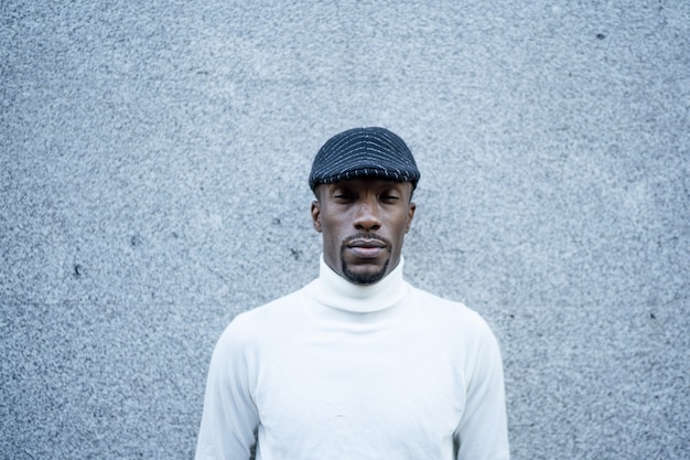 Free photo closeup shot of a man wearing a hat and a turtleneck