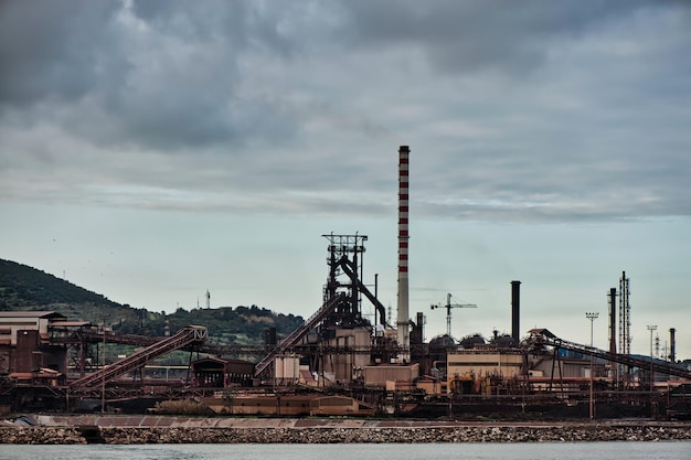 Colpo del primo piano di una mietitrebbia metallurgica