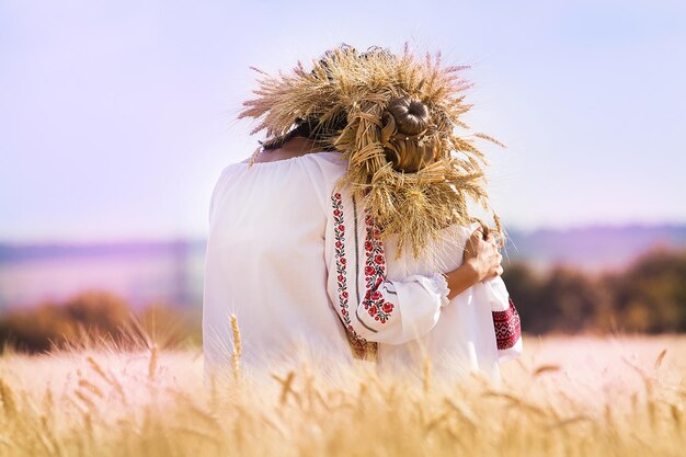 麦畑に一緒に座っている母と娘のクローズアップショット