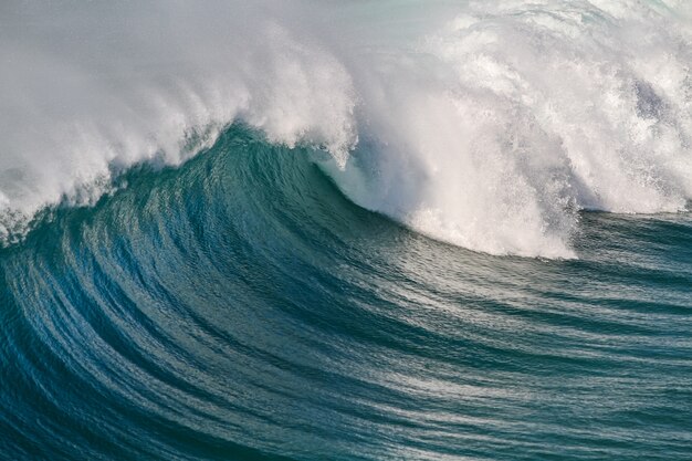 Closeup shot of the ocean waves creating a beautiful curve