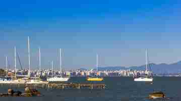 Бесплатное фото Снимок крупным планом бухты с парусниками и яхтами в флорианополисе, бразилия