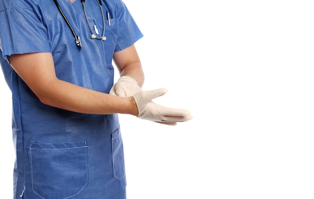 Крупным планом снимок врача, надевающего перчатки, изолированные на белом
