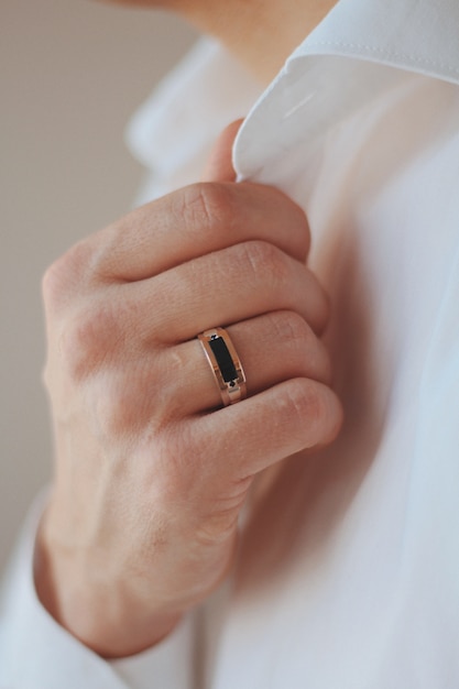 無料写真 金の指輪を身に着けているフォーマルな服装の男性のクローズアップショット