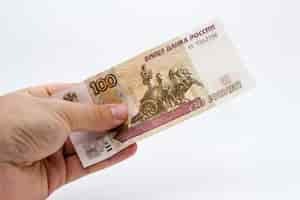 Бесплатное фото Снимок крупным планом человека, держащего деньги на белом изолированном