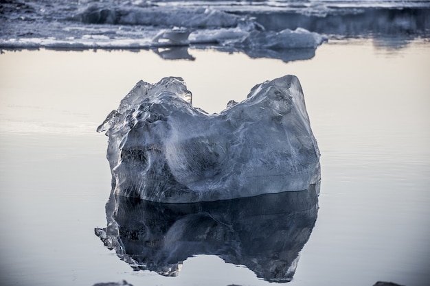 無料写真 海に浮かんでいるアイスランドのヨークルサルロンに反映されている氷の部分のクローズアップショット