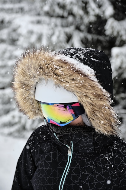 무료 사진 alpe d huez 스키 리조트, 프랑스에서 모피 후드 재킷과 고글을 착용하는 스키어의 근접 촬영 샷