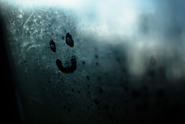 無料写真 蒸しガラスに描かれた笑顔のクローズアップショット