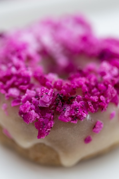 Бесплатное фото Крупным планом снимок столешницы вегана сырой красочный пончик