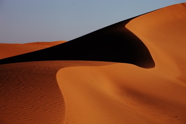 Бесплатное фото Снимок крупным планом песчаных дюн в сицзяне, китай