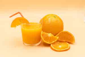 無料写真 スライスしたオレンジとオレンジジュースとグラスのクローズアップショット