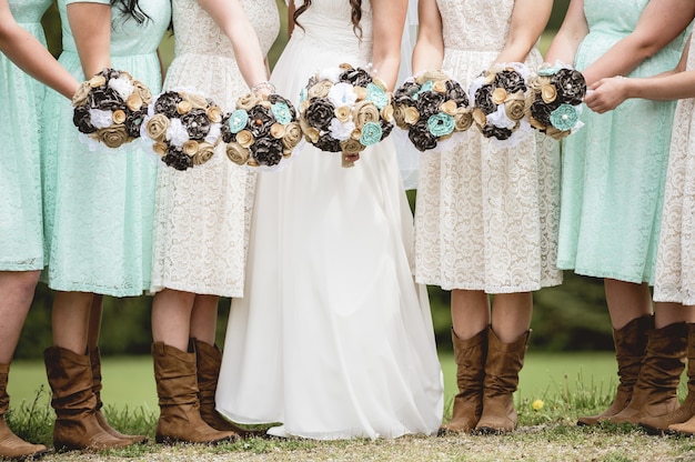 Бесплатное фото Крупным планом снимок невесты и подружек невесты с цветами в руках