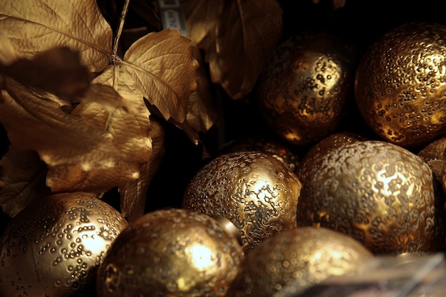 무료 사진 크리스마스 트리의 황금 싸구려의 근접 촬영 샷
