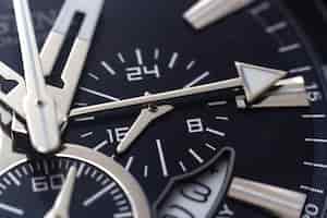Бесплатное фото Снимок крупным планом стрелок, цифр и часовых меток черных часов