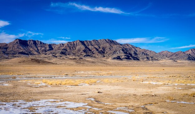 ユタ州の西部の砂漠を走るポニーエクスプレストレイルのクローズアップショット