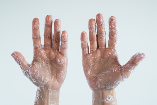 Бесплатное фото Снимок крупным планом намыленных рук человека