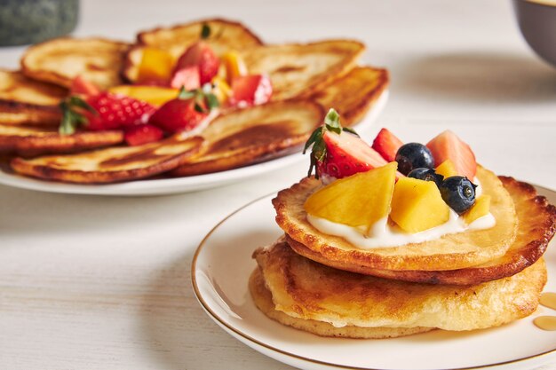 Крупным планом снимок блинов с фруктами на вершине на завтрак