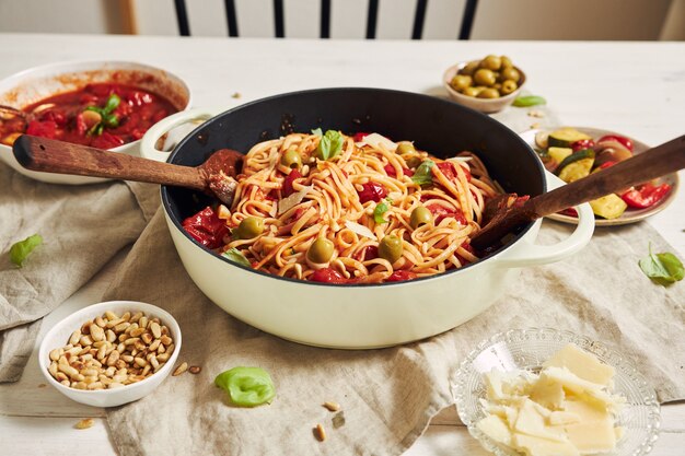 白いテーブルの上の野菜と食材とパスタのクローズアップショット