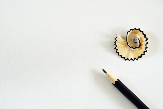 Снимок крупным планом карандаша со стружкой карандаша, изолированного на белом фоне