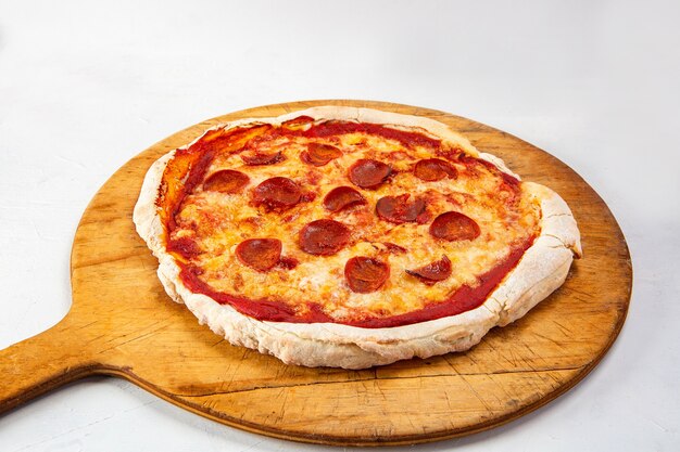 Крупным планом выстрел пиццы пепперони, изолированные на белом фоне