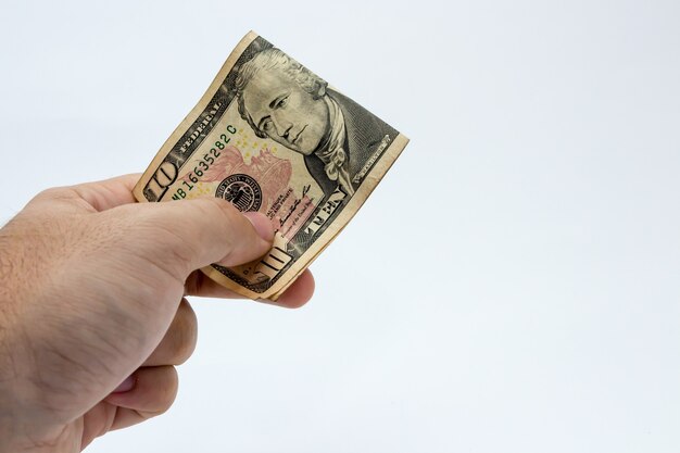 Снимок крупным планом человека, держащего долларовую купюру на белом фоне