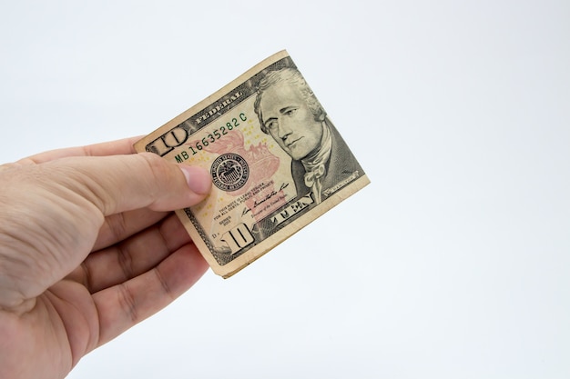 Снимок крупным планом человека, держащего долларовую купюру на белом фоне