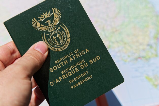南アフリカ共和国のパスポートを持っている人のクローズアップショット