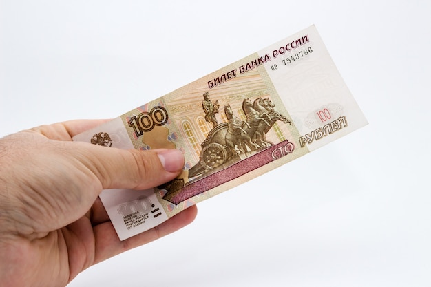 Снимок крупным планом человека, держащего деньги на белом изолированном
